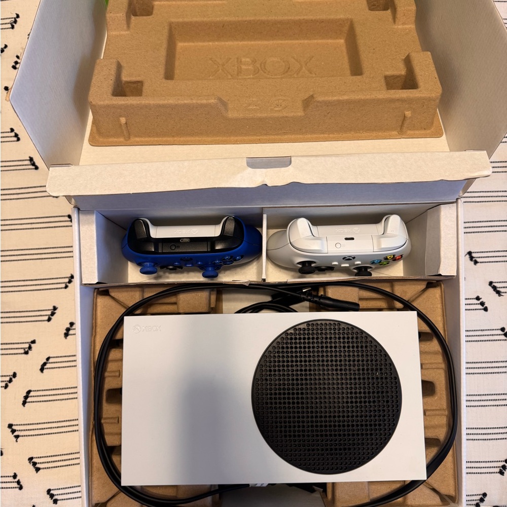 Xbox series S with 2 Controllers